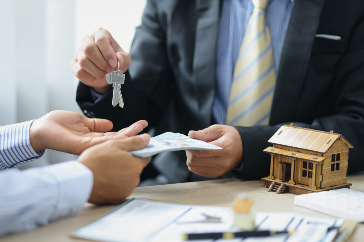 Mortgage broker vs loan officer: What's the difference?